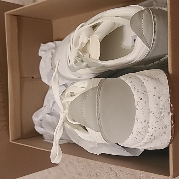 Steve Madden White Sneaker NEW - Picture 3 of 11